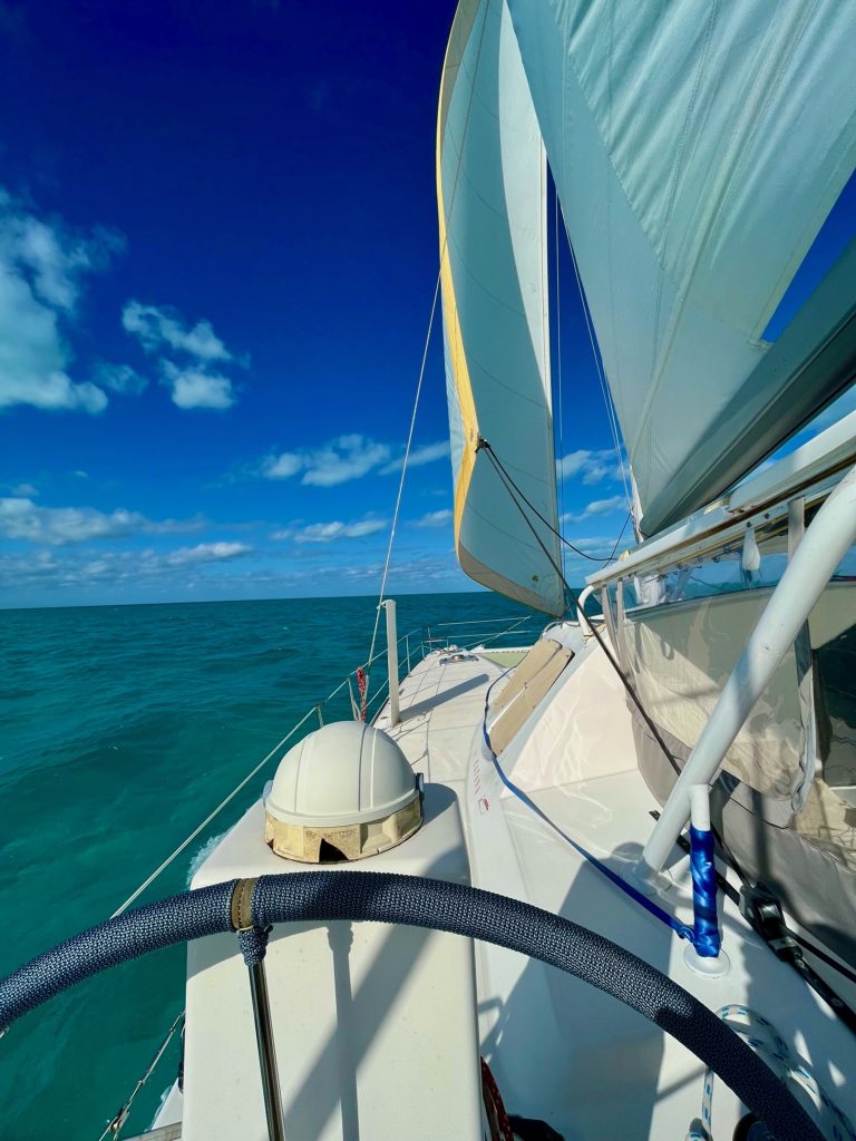 Under sail to Flamingo Cay